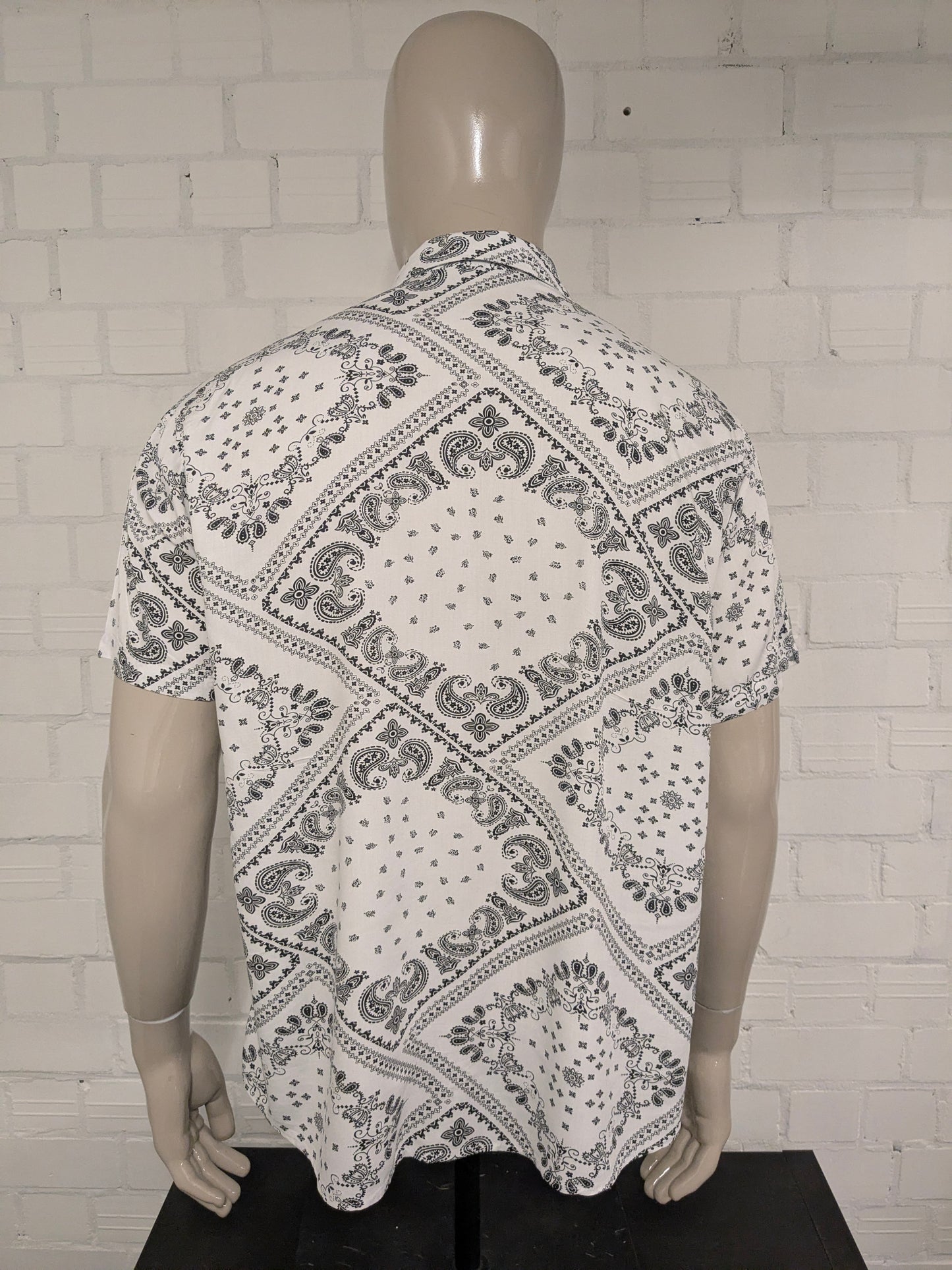 J.J.Dao shop overhemd korte mouw. Beige Zwarte print. Maat XL.