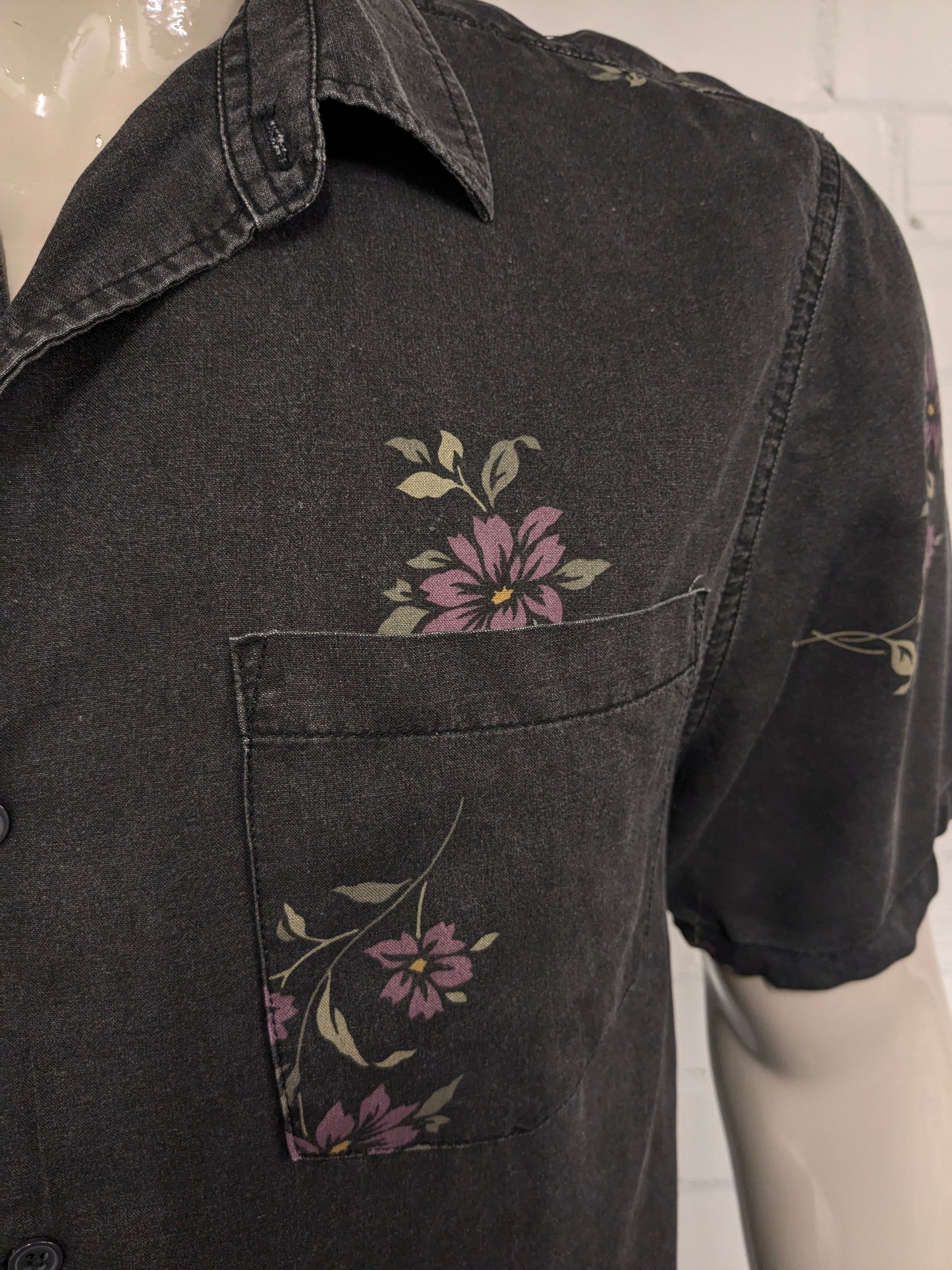 Factorie overhemd korte mouw. Zwart Grijs Paars Groene bloemen print. Maat L.