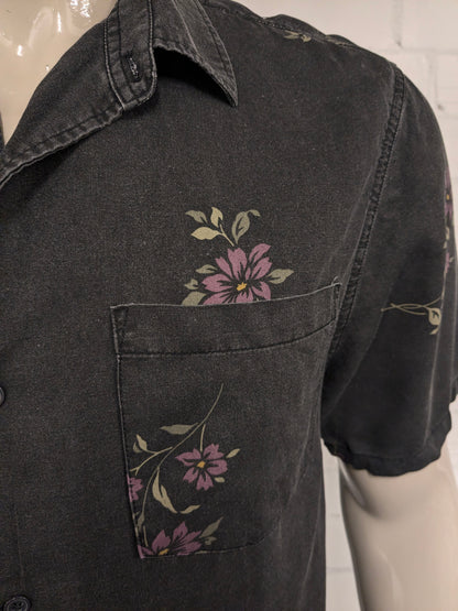 Factorie overhemd korte mouw. Zwart Grijs Paars Groene bloemen print. Maat L.
