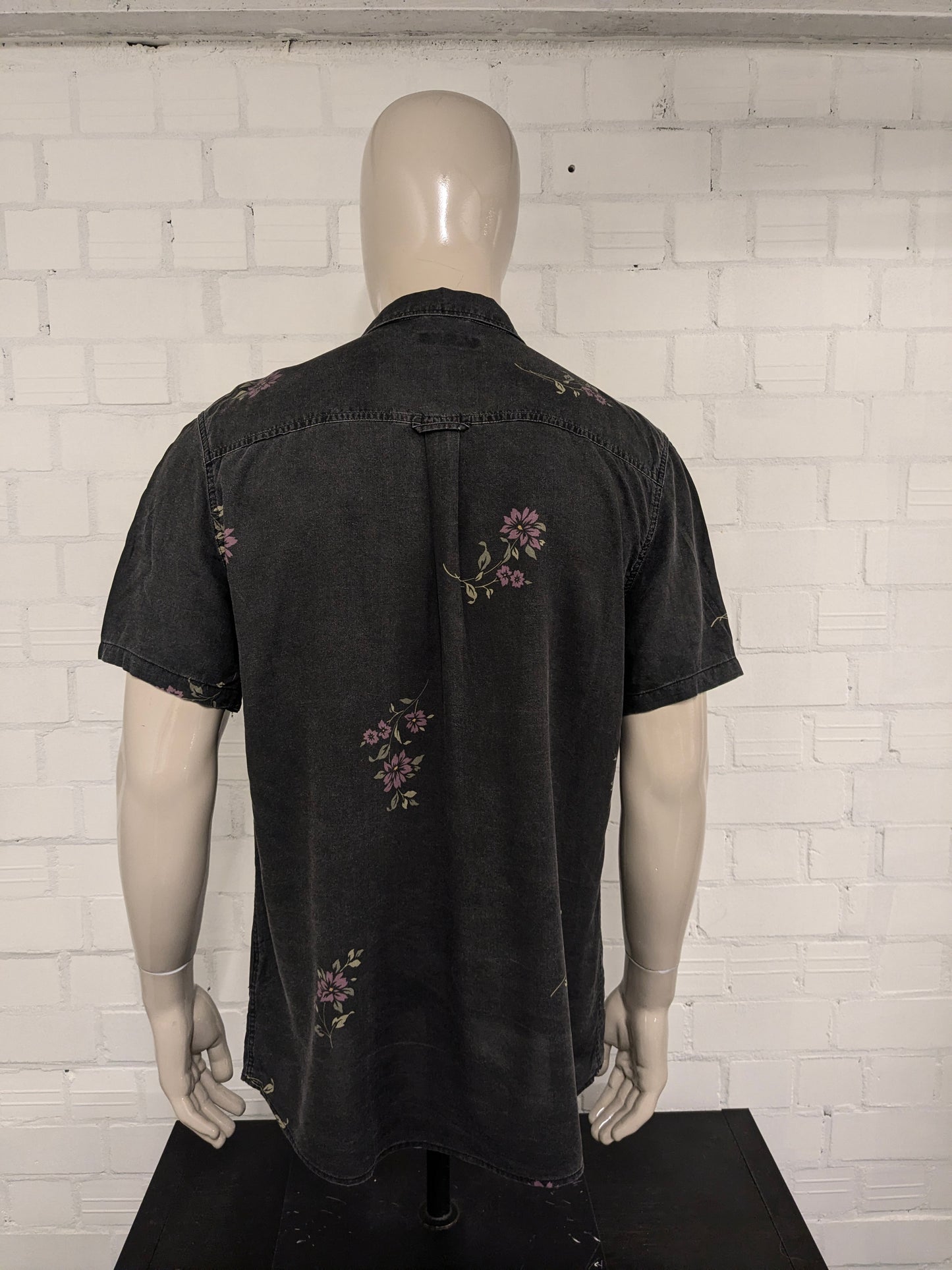 Factorie overhemd korte mouw. Zwart Grijs Paars Groene bloemen print. Maat L.