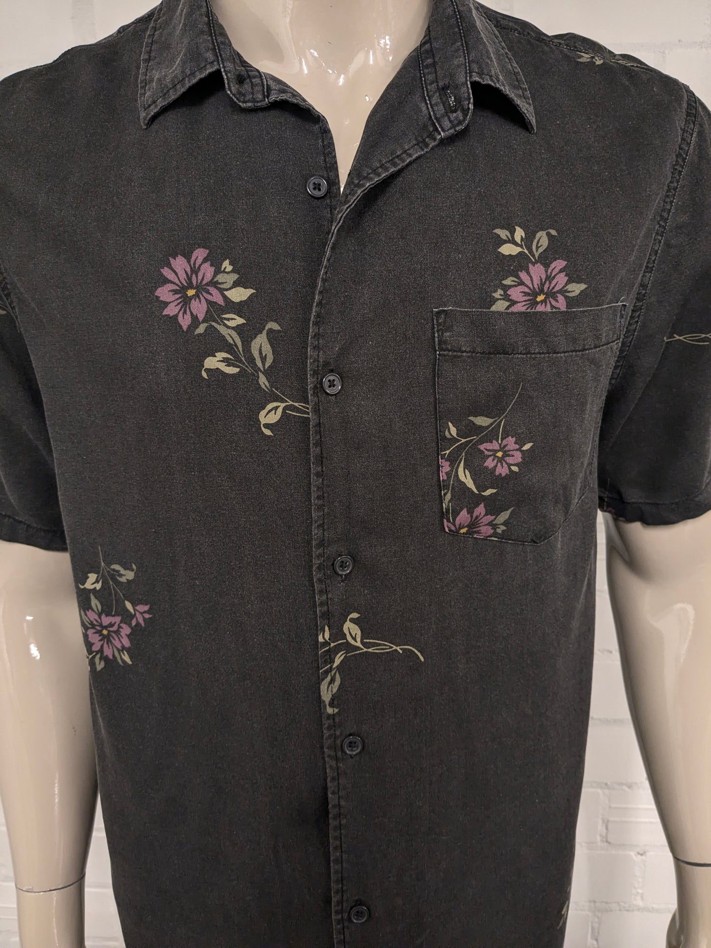 Factorie overhemd korte mouw. Zwart Grijs Paars Groene bloemen print. Maat L.