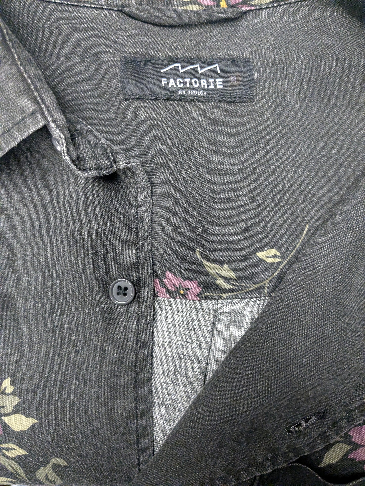 Factorie overhemd korte mouw. Zwart Grijs Paars Groene bloemen print. Maat L.