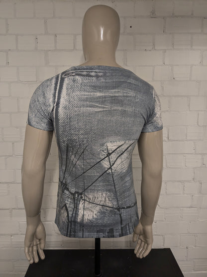 On Top shirt. Blauw Grijs Rode opdruk. Maat M.