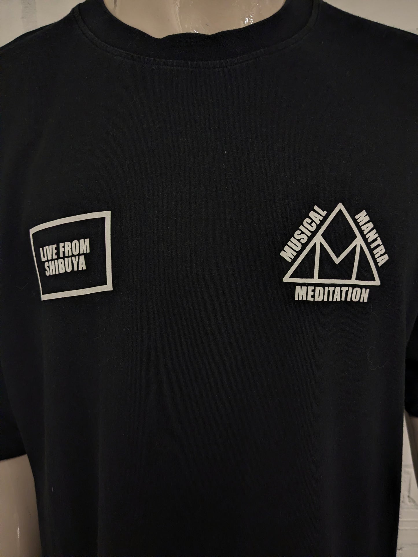 Edwin "Musical Mantra Meditation" shirt. Zwart met opdruk. Maat 2XL / XXL.