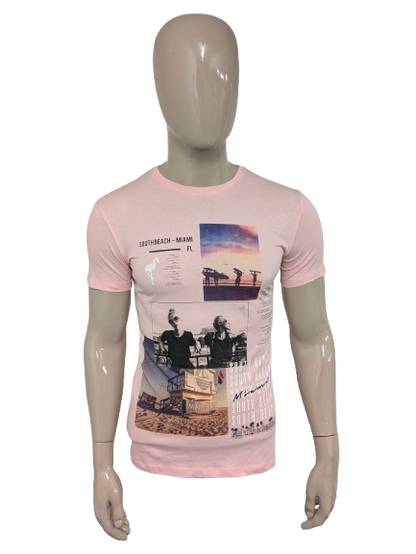 Kultivate shirt. Roze met opdruk. Maat XS.