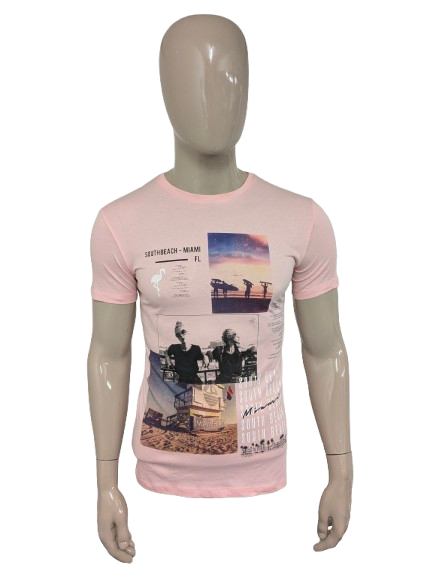 Kultiviertes Hemd. Rosa mit Aufdruck. Größe XS.
