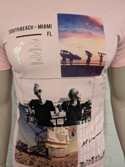 Kultivate shirt. Roze met opdruk. Maat XS.