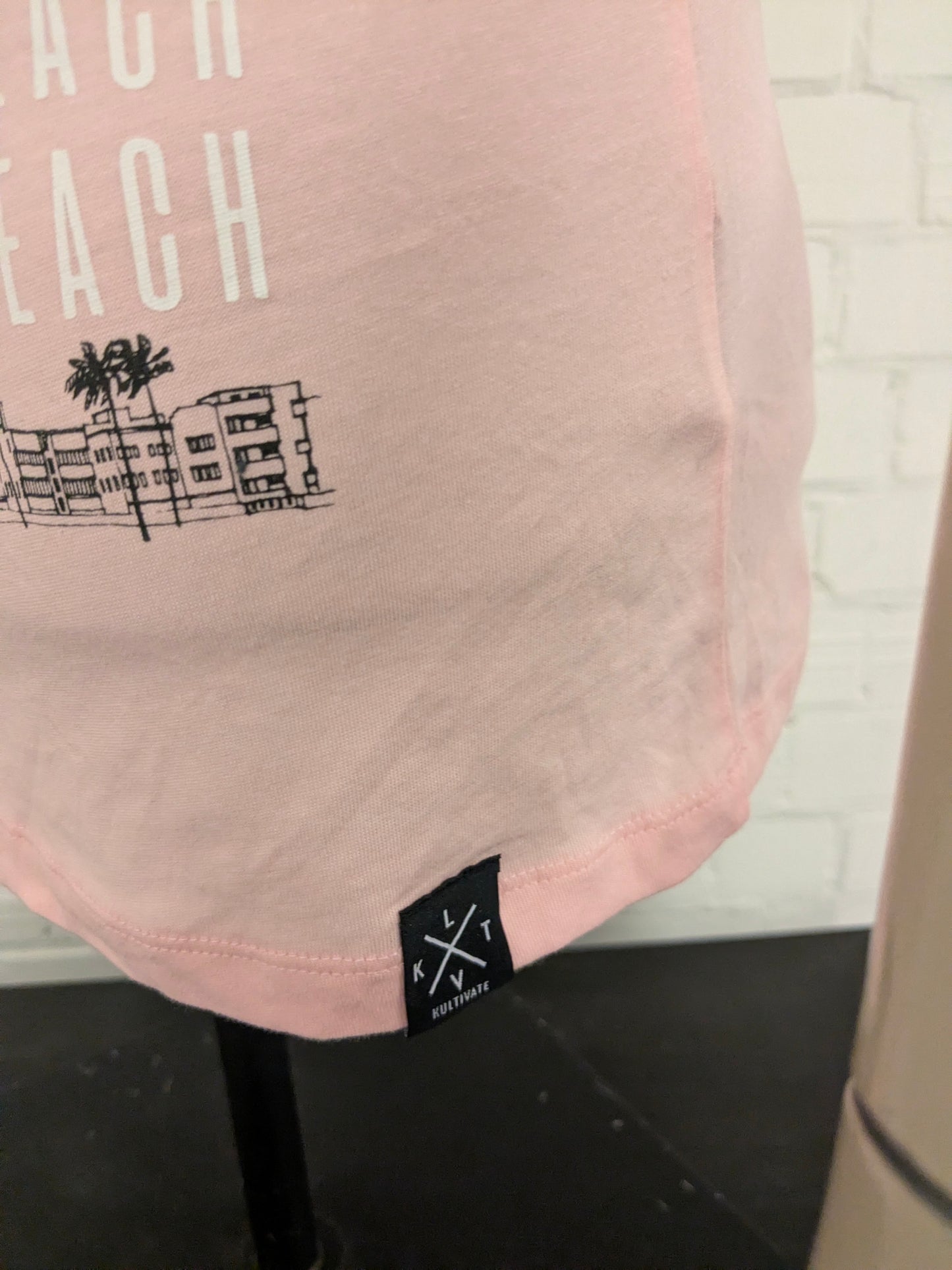 Kultivate shirt. Roze met opdruk. Maat XS.