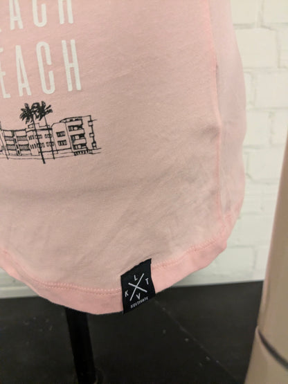 Kultivate shirt. Roze met opdruk. Maat XS.