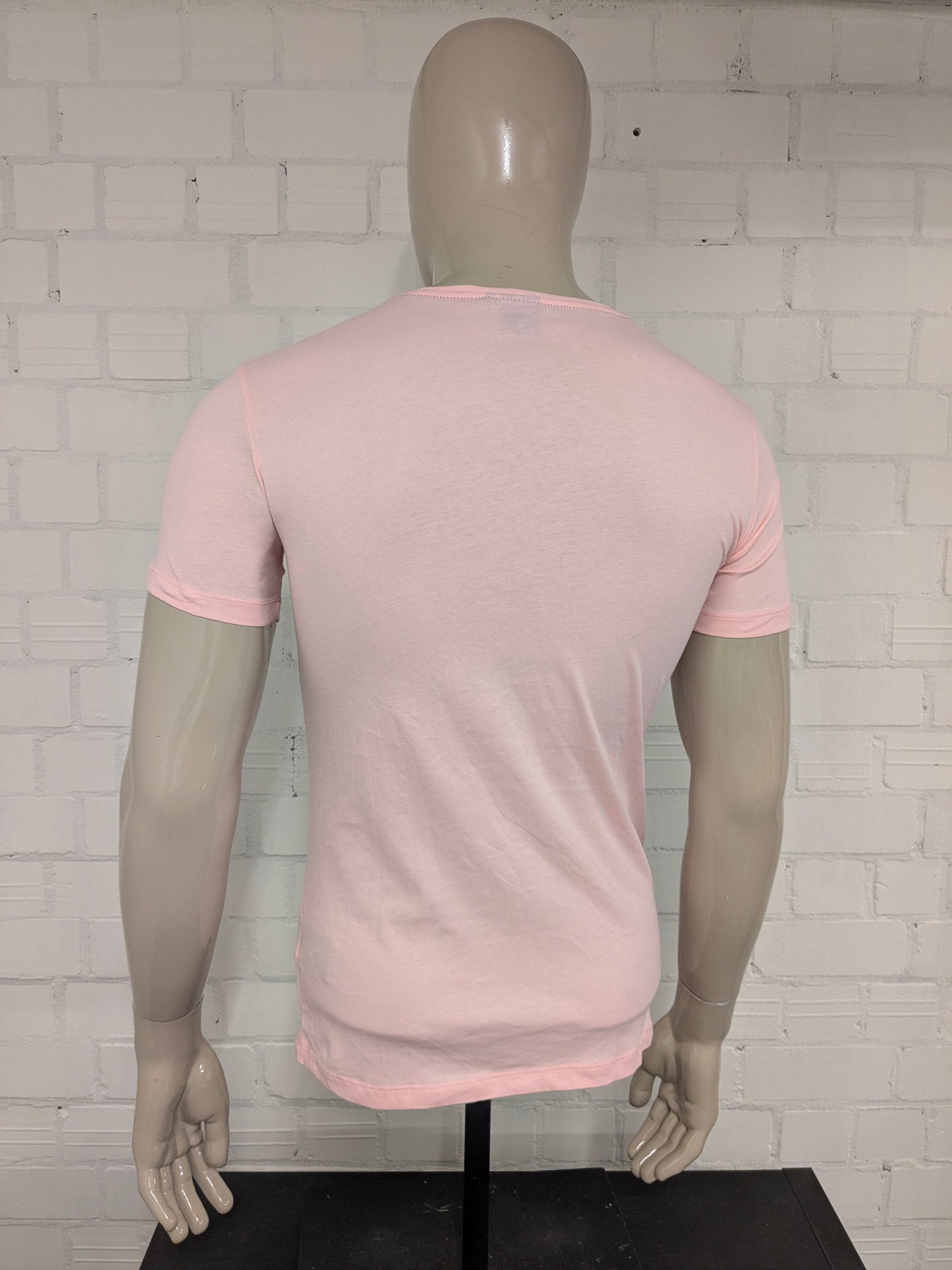 Kultivate shirt. Roze met opdruk. Maat XS.