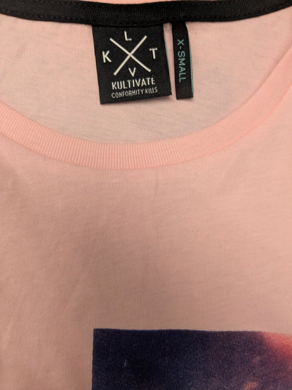Kultivate shirt. Roze met opdruk. Maat XS.