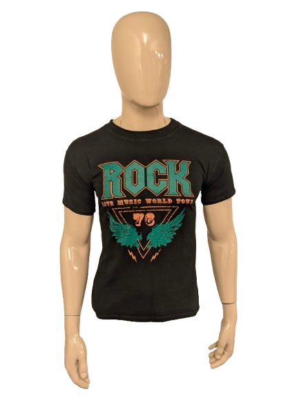 Pretty Body "Rock 76" shirt. Zwart met opdruk. Maat S.