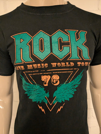 Pretty Body "Rock 76" shirt. Zwart met opdruk. Maat S.
