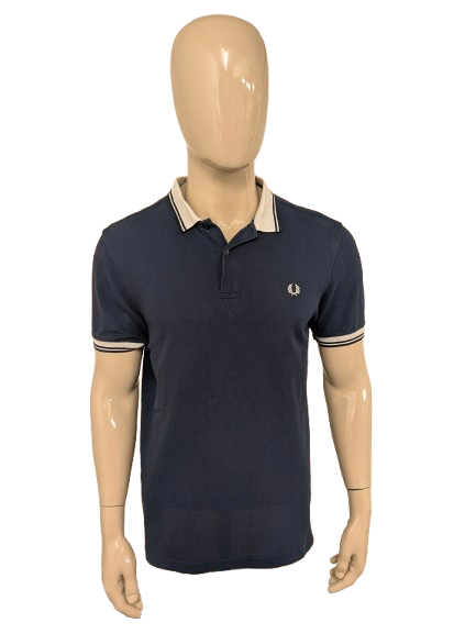 Fred Perry-Polo. Dunkelblau gefärbt. Größe L.