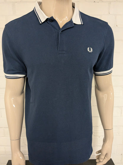 Fred Perry polo. Donker Blauw gekleurd. Maat L.
