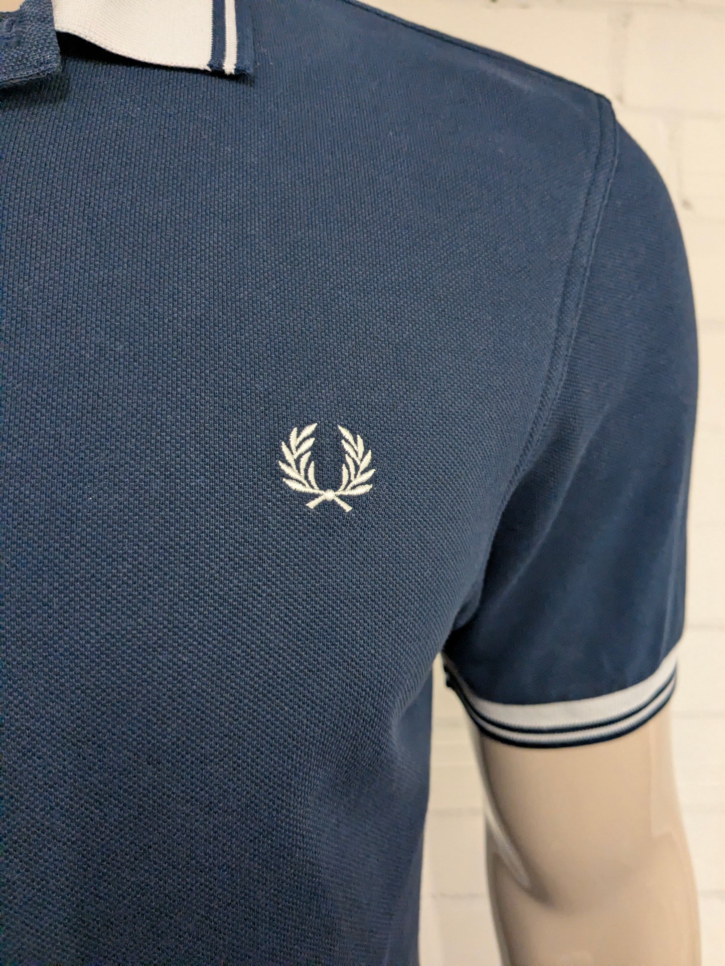 Fred Perry polo. Donker Blauw gekleurd. Maat L.