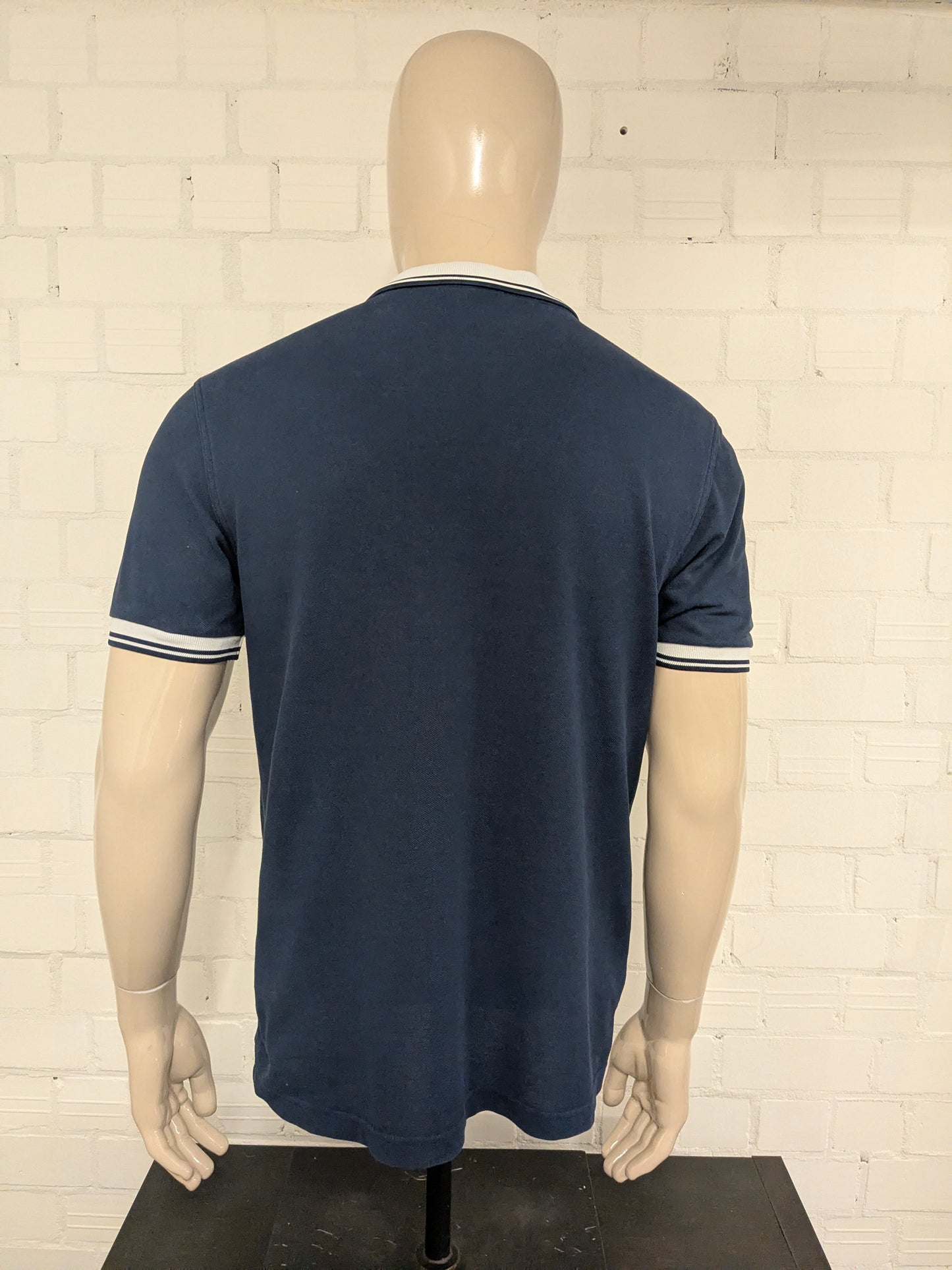 Fred Perry polo. Donker Blauw gekleurd. Maat L.