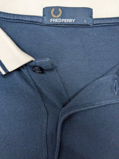 Fred Perry polo. Donker Blauw gekleurd. Maat L.