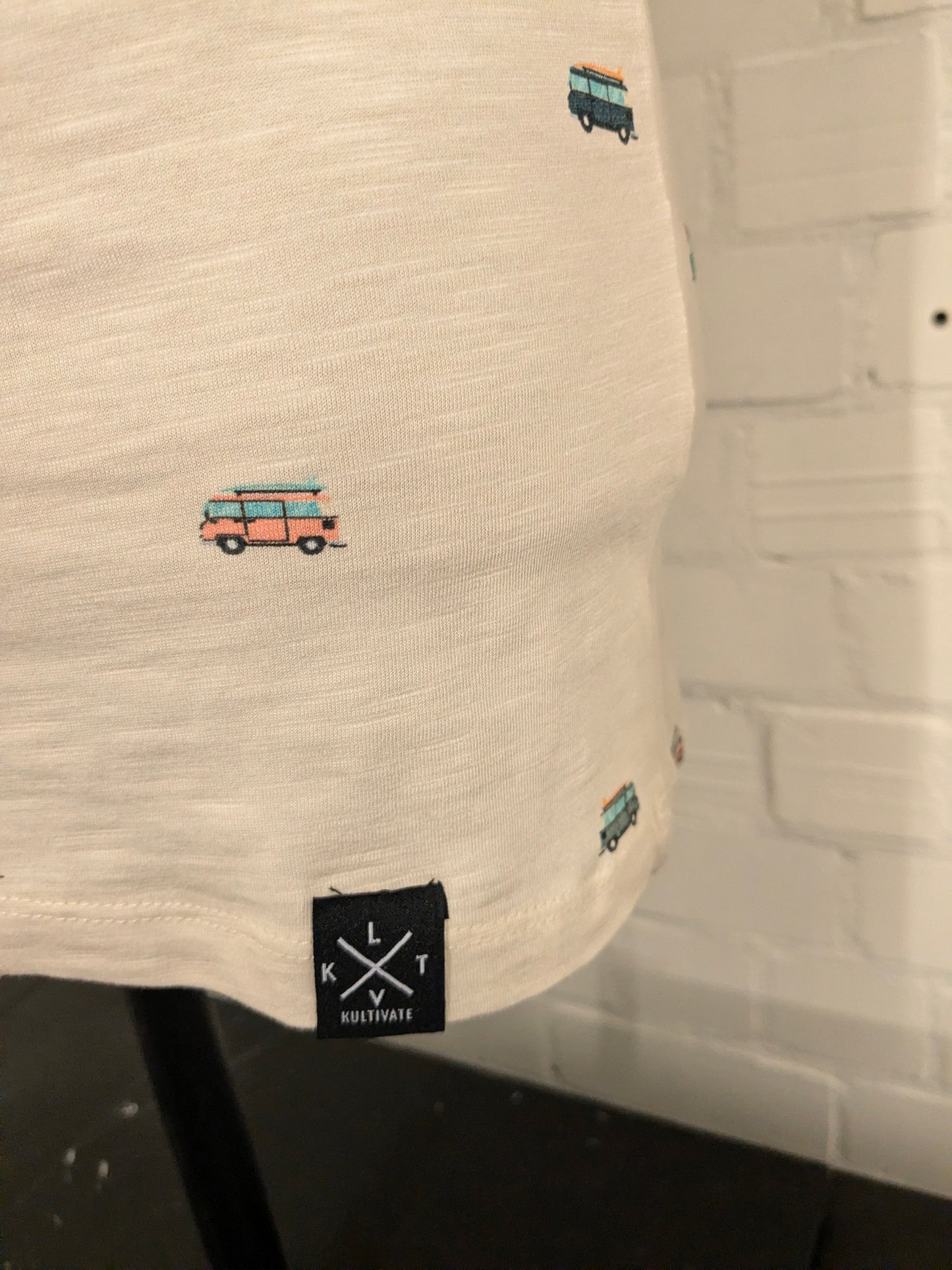 Kultivate shirt. Beige gemêleerd met auto print. Maat XS.