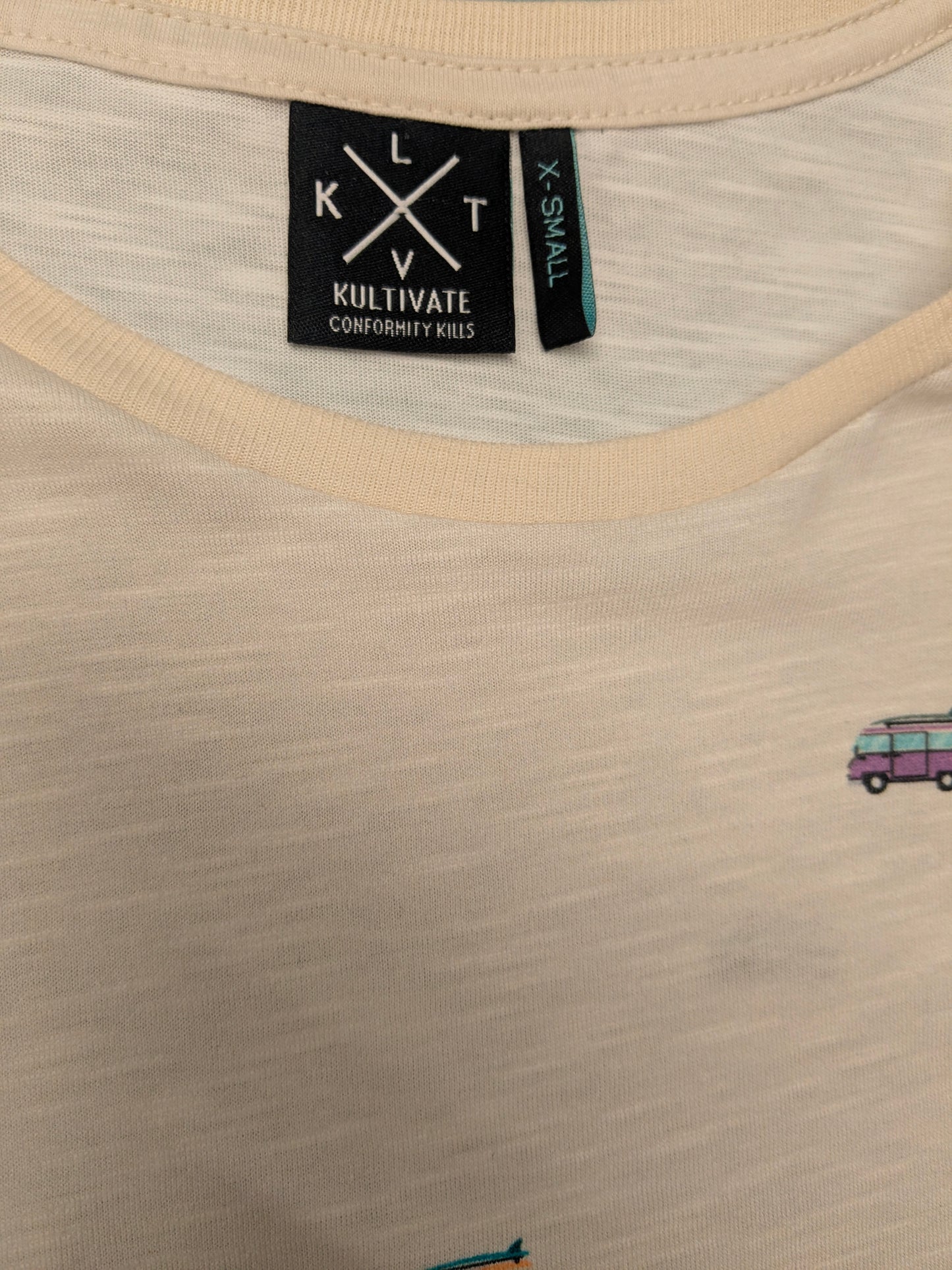 Kultivate shirt. Beige gemêleerd met auto print. Maat XS.