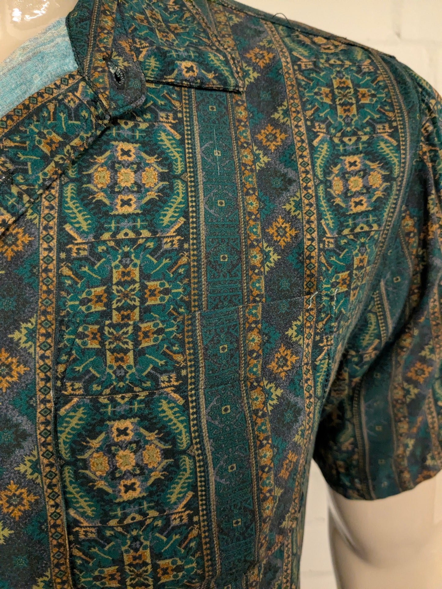 Common Need overhemd korte mouw. Groen Bruine print. Maat M.