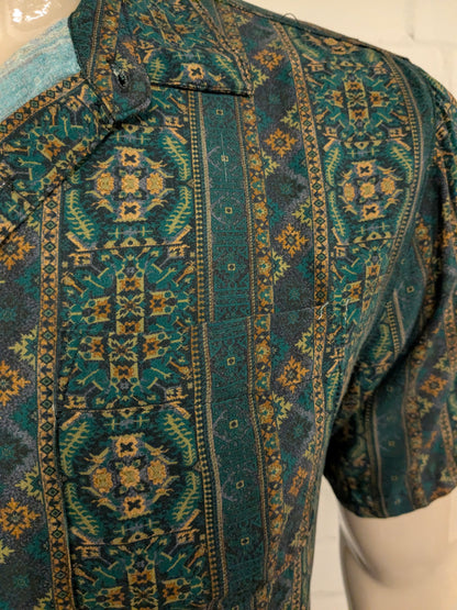 Common Need overhemd korte mouw. Groen Bruine print. Maat M.