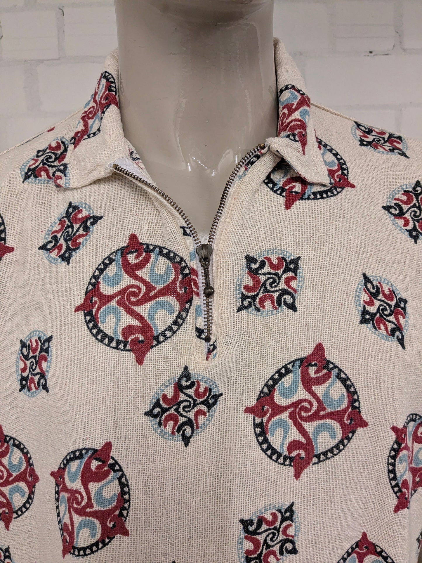 Vintage Tramontana polo met rits. Beige Rood Blauw Zwarte print. Maat 3XL / XXXL.