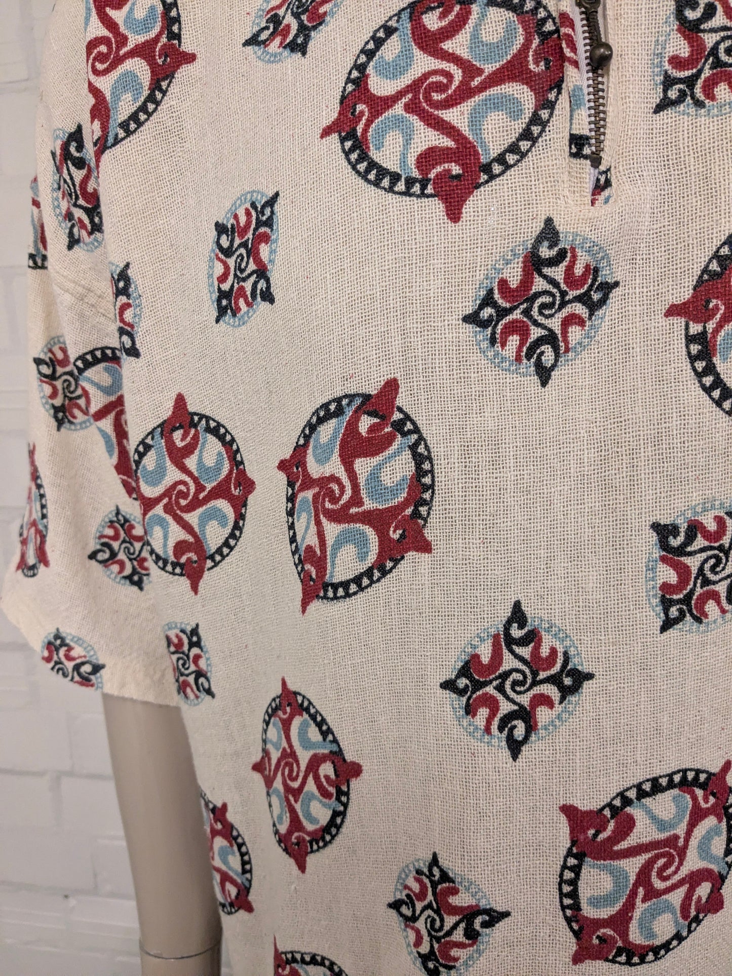 Vintage Tramontana polo met rits. Beige Rood Blauw Zwarte print. Maat 3XL / XXXL.