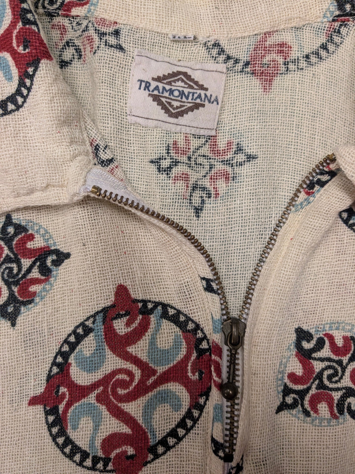 Vintage Tramontana polo met rits. Beige Rood Blauw Zwarte print. Maat 3XL / XXXL.