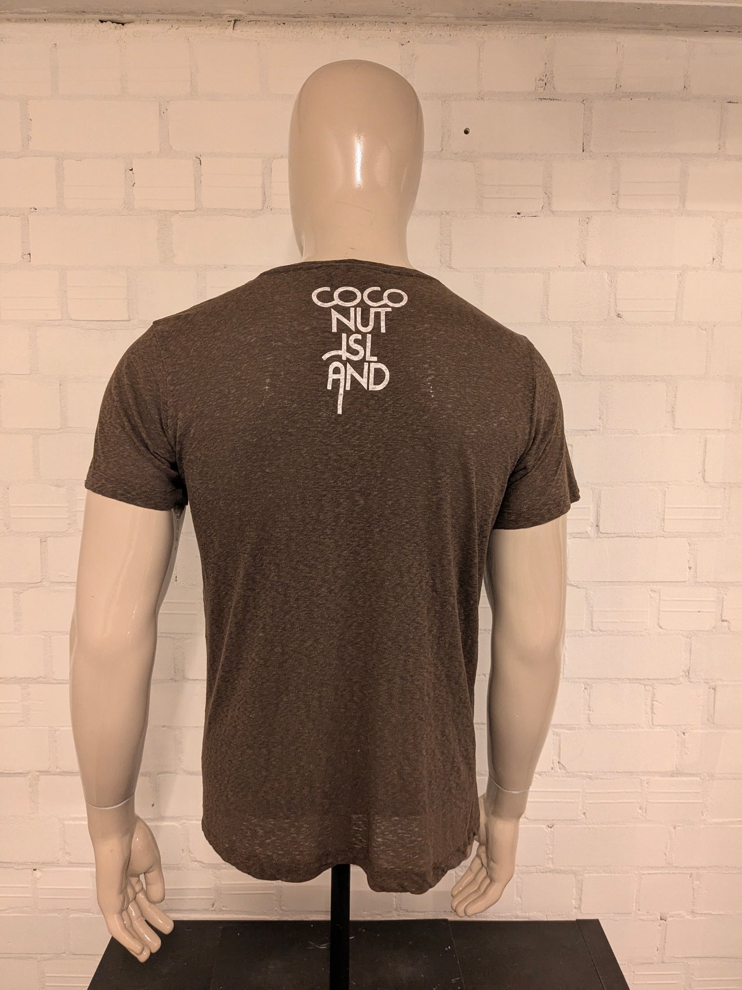 Coconut Island shirt. Bruin gemêleerd met opdruk. Maat L.