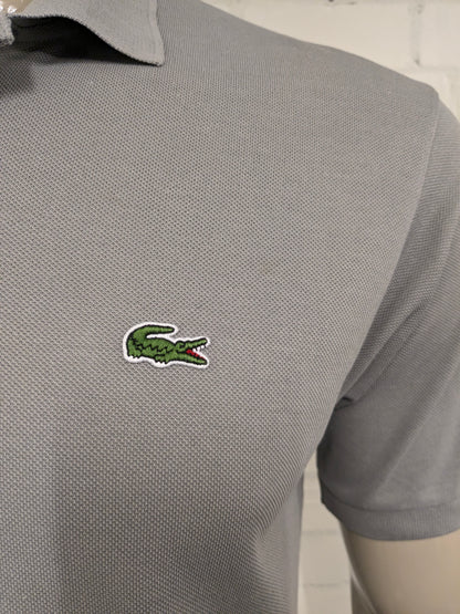 Lacoste Polo. Grijs gekleurd. Maat M.