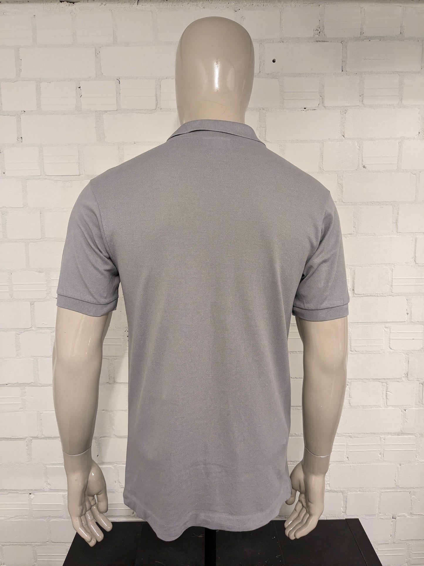 Lacoste Polo. Grijs gekleurd. Maat M.