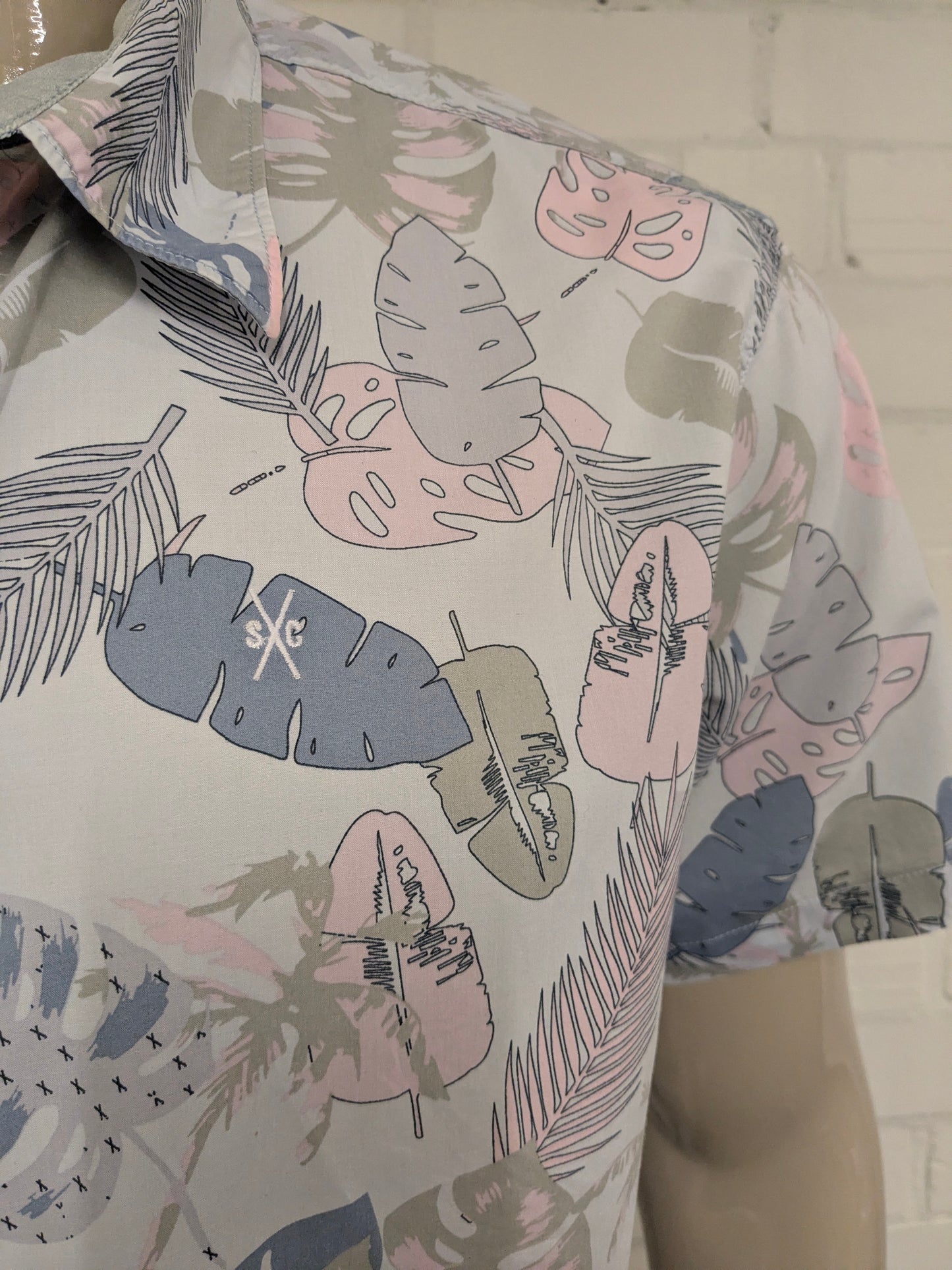 SilverCreek overhemd korte mouw. Licht Blauw Roze Groen blad motief. Maat 2XL / XXL.