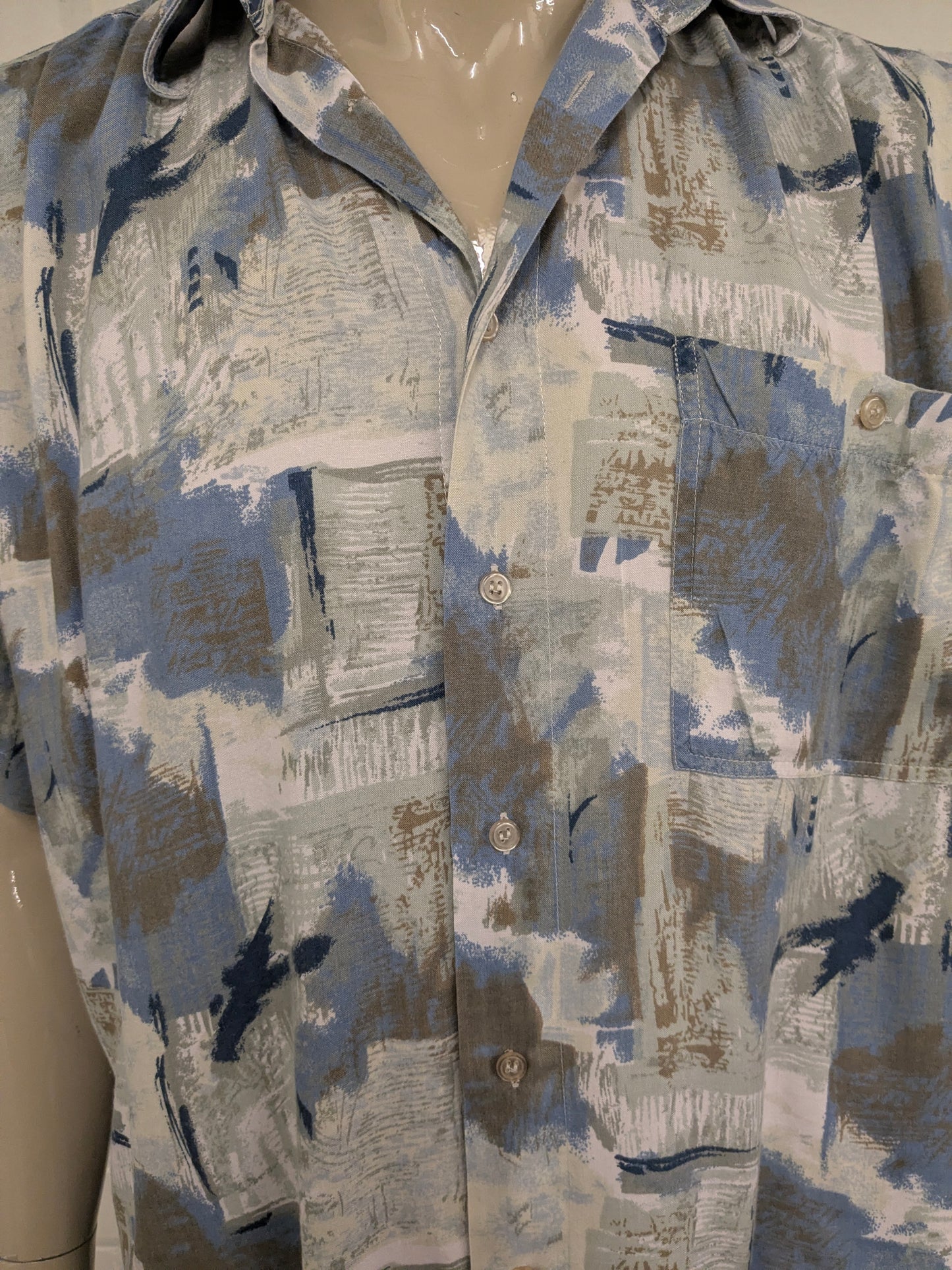 Vintage Mayne-Hemd aus den 80er-90er Jahren mit kurzen Ärmeln. Grau-braun-blauer Druck. Größe 2XL / XXL.
