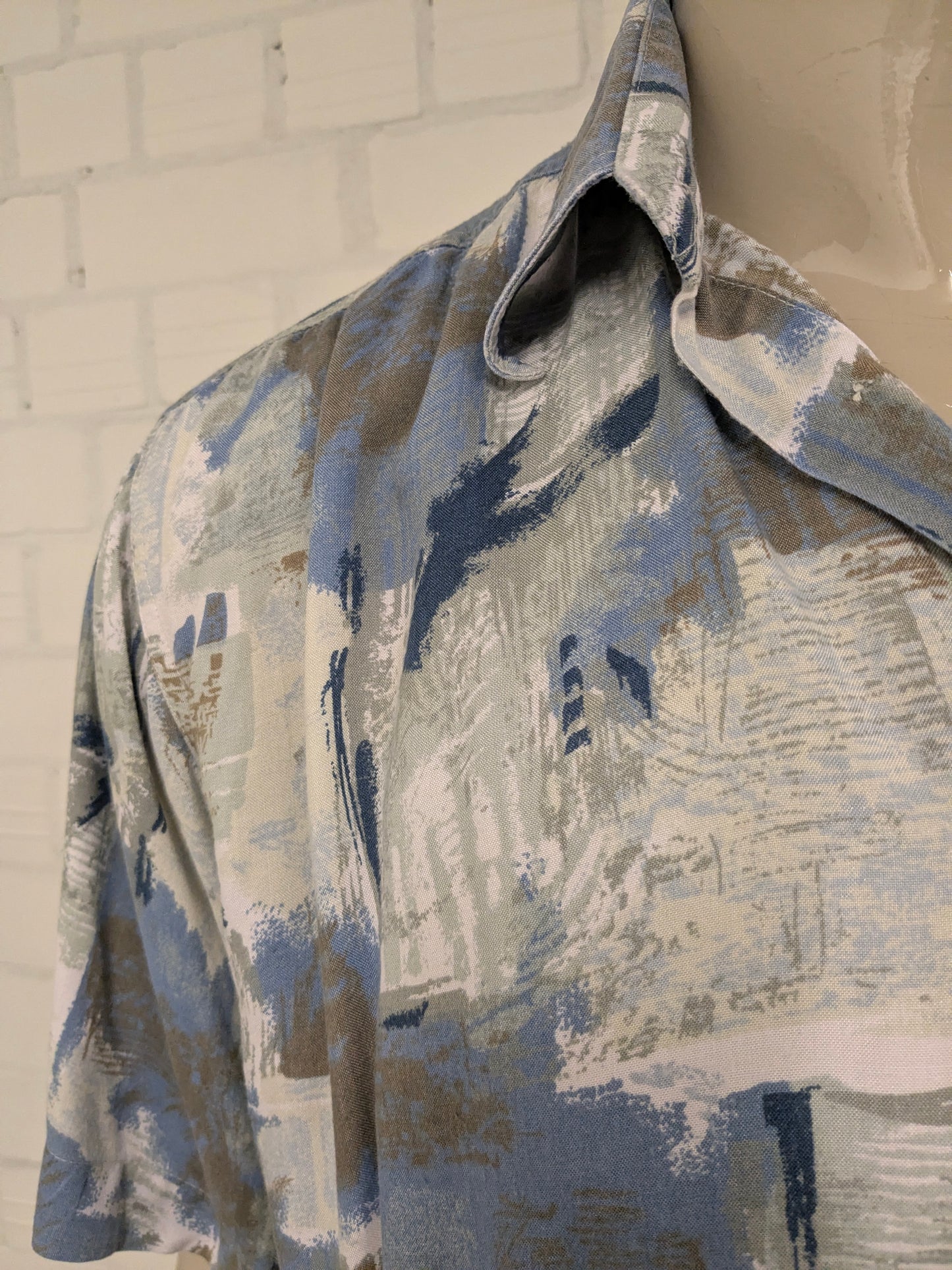 Vintage Mayne-Hemd aus den 80er-90er Jahren mit kurzen Ärmeln. Grau-braun-blauer Druck. Größe 2XL / XXL.