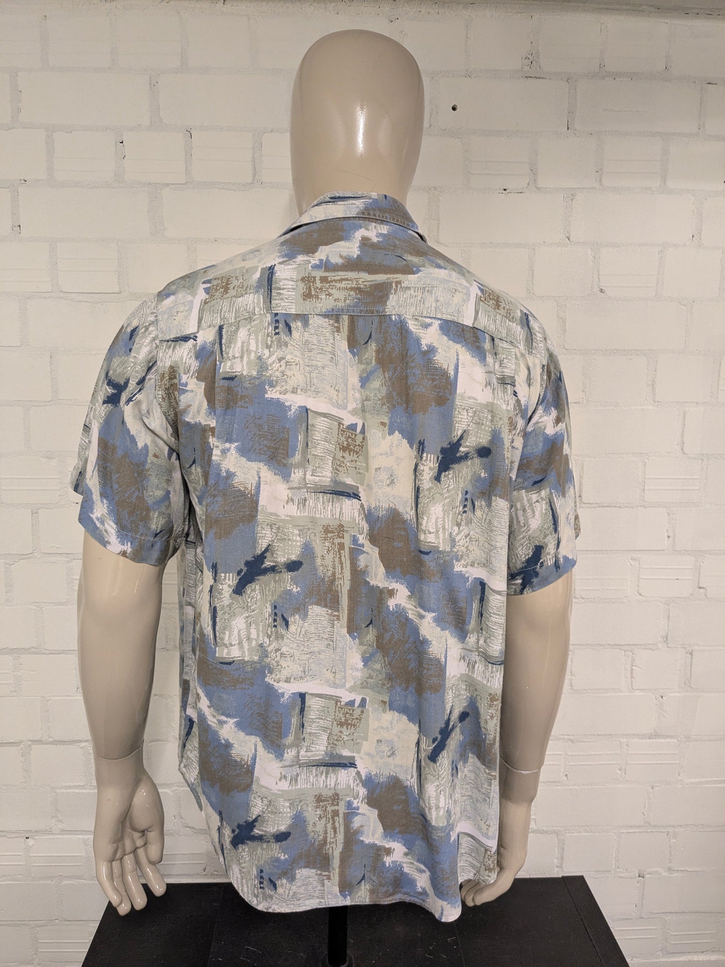 Vintage Mayne-Hemd aus den 80er-90er Jahren mit kurzen Ärmeln. Grau-braun-blauer Druck. Größe 2XL / XXL.