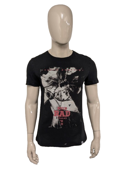 Tu camiseta Turn. Negro con estampado. Talla M.