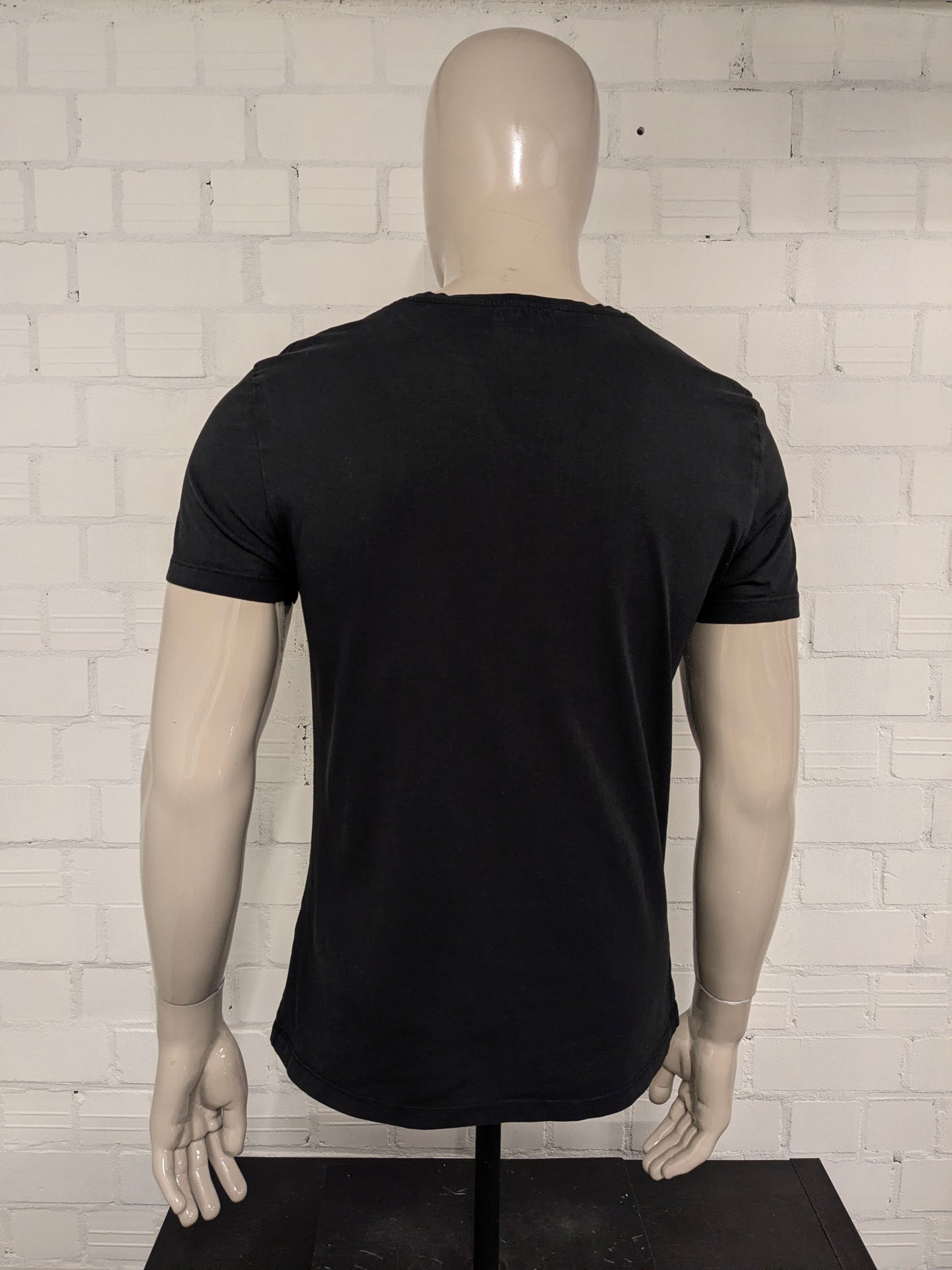 Your Turn shirt. Zwart met opdruk. Maat M.