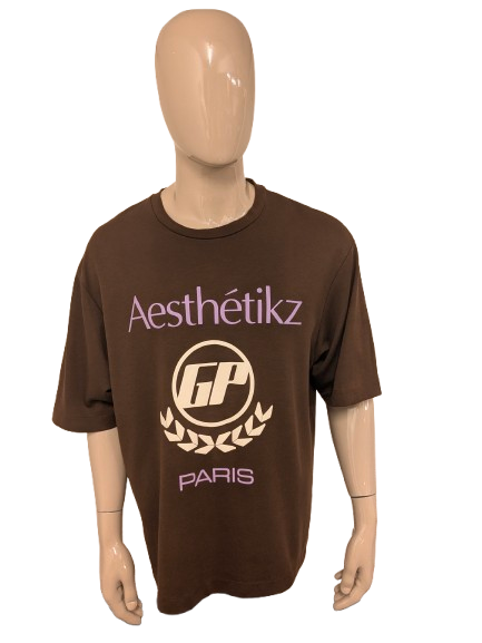 Daily Aesthetikz oversized shirt. Bruin met opdruk. Maat XL.