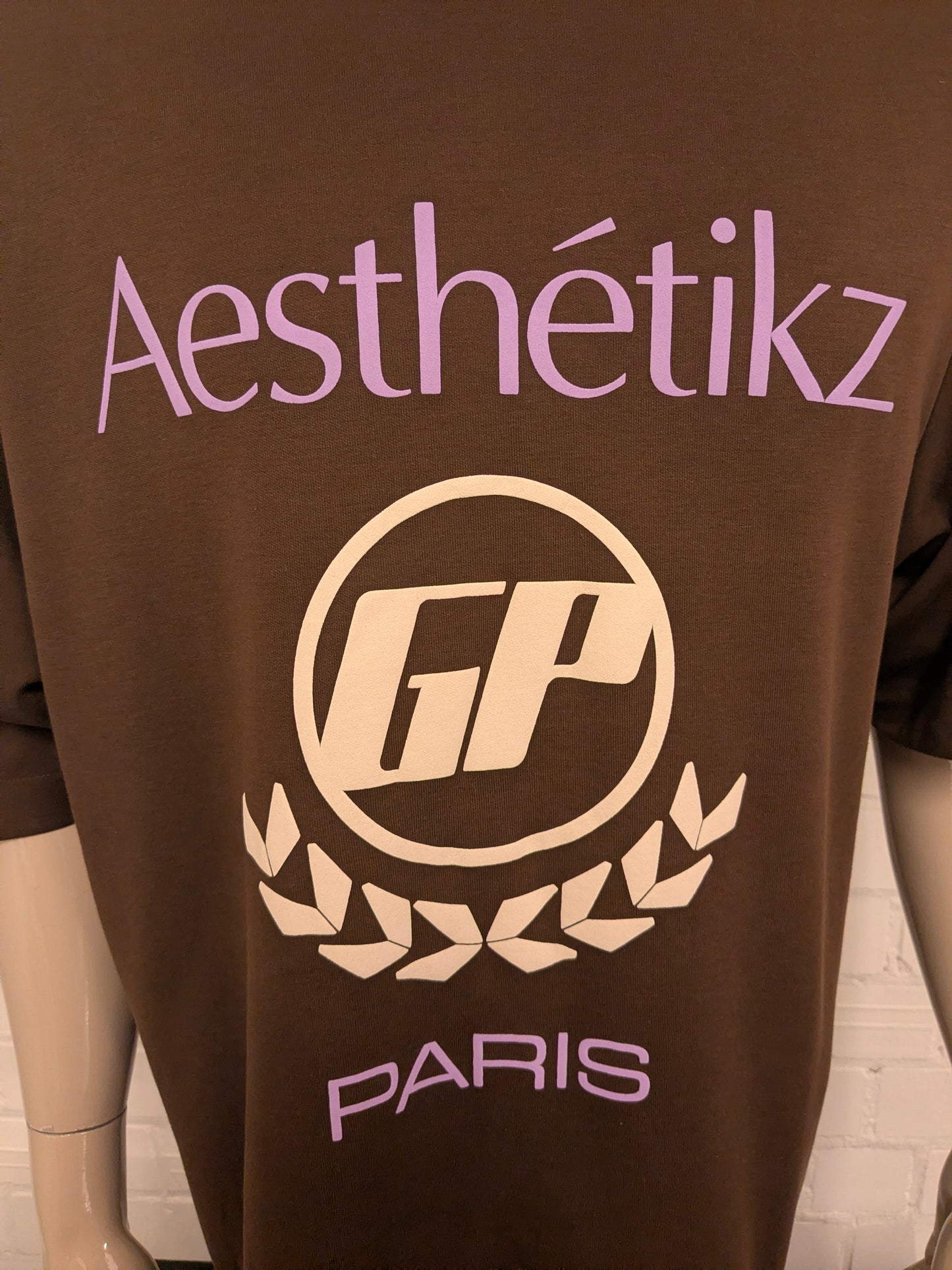 Daily Aesthetikz oversized shirt. Bruin met opdruk. Maat XL.