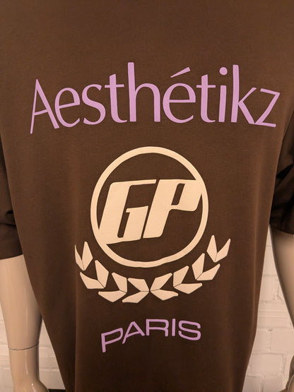 Daily Aesthetikz oversized shirt. Bruin met opdruk. Maat XL.
