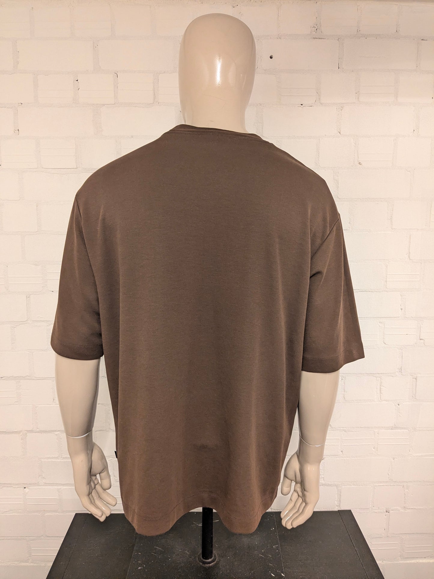 Daily Aesthetikz oversized shirt. Bruin met opdruk. Maat XL.