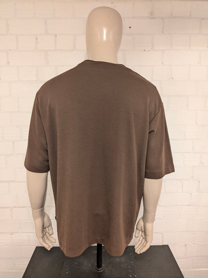 Daily Aesthetikz oversized shirt. Bruin met opdruk. Maat XL.