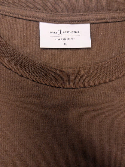 Daily Aesthetikz oversized shirt. Bruin met opdruk. Maat XL.