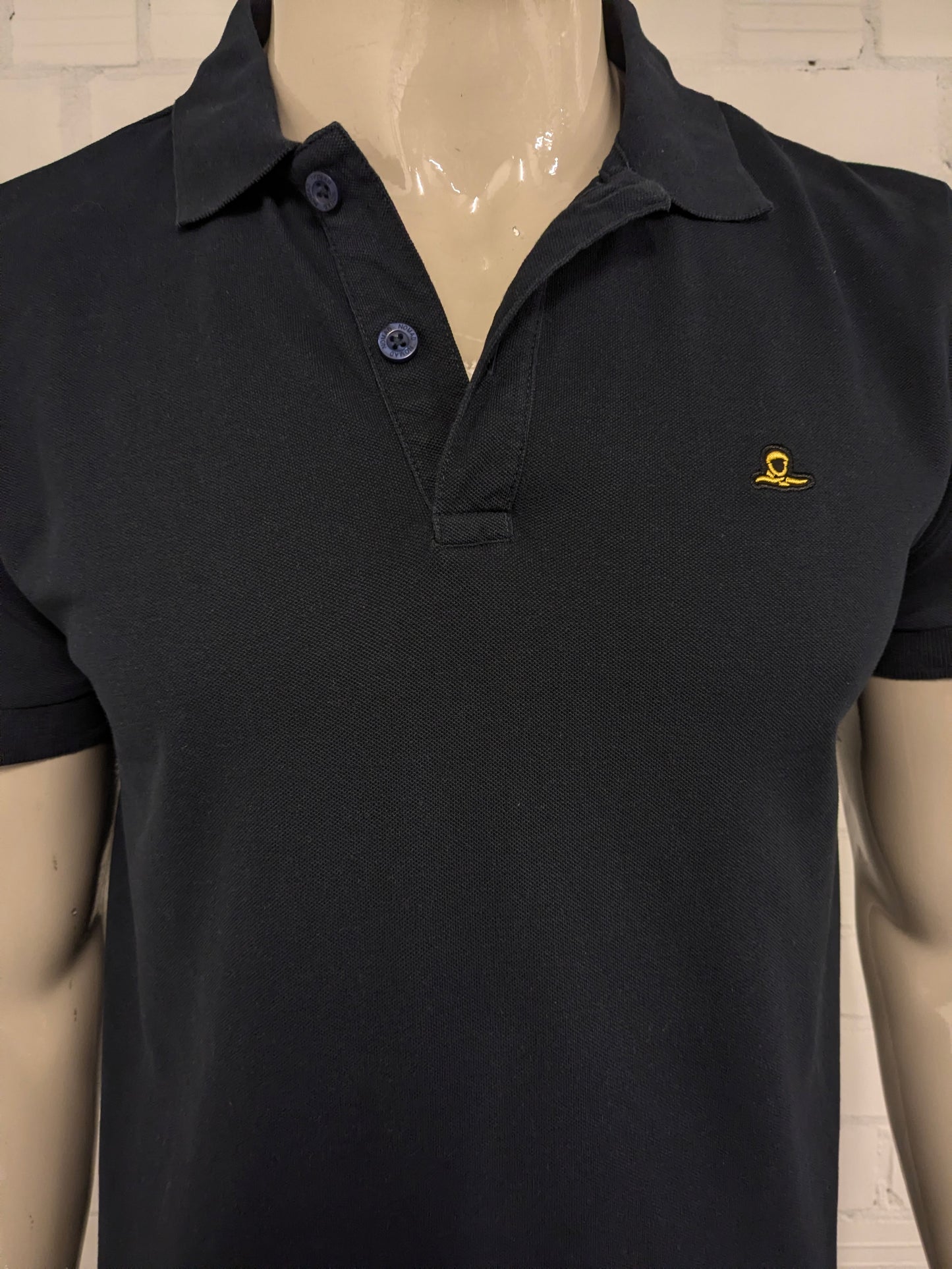 Nomad polo. Donker Blauw gekleurd. Maat M.