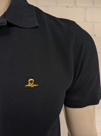 Nomad polo. Donker Blauw gekleurd. Maat M.