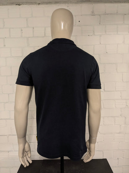 Nomad polo. Donker Blauw gekleurd. Maat M.