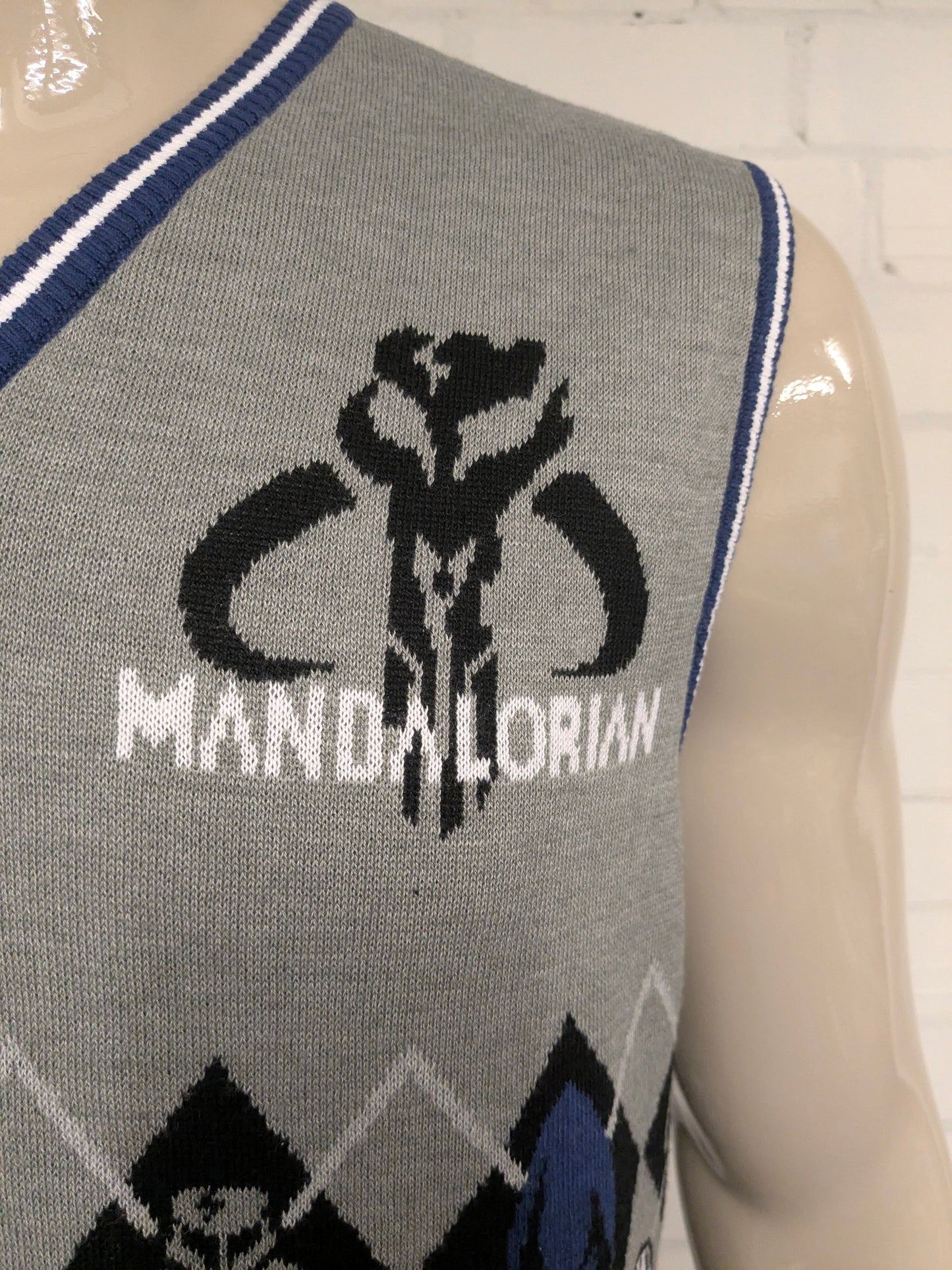 Disney Star Wars "Mandalorian" spencer met V-Hals. Grijs Blauw Zwart. Maat L.
