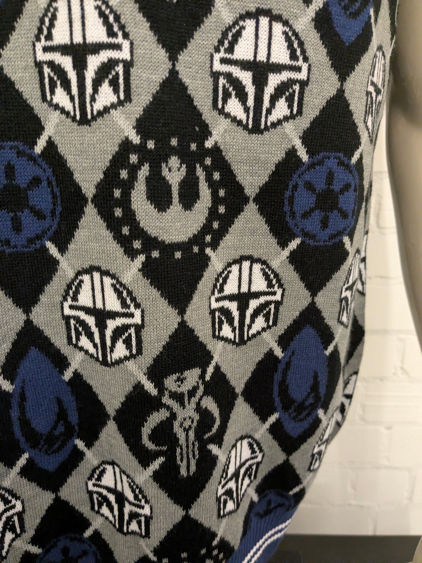 Disney Star Wars "Mandalorian" spencer met V-Hals. Grijs Blauw Zwart. Maat L.