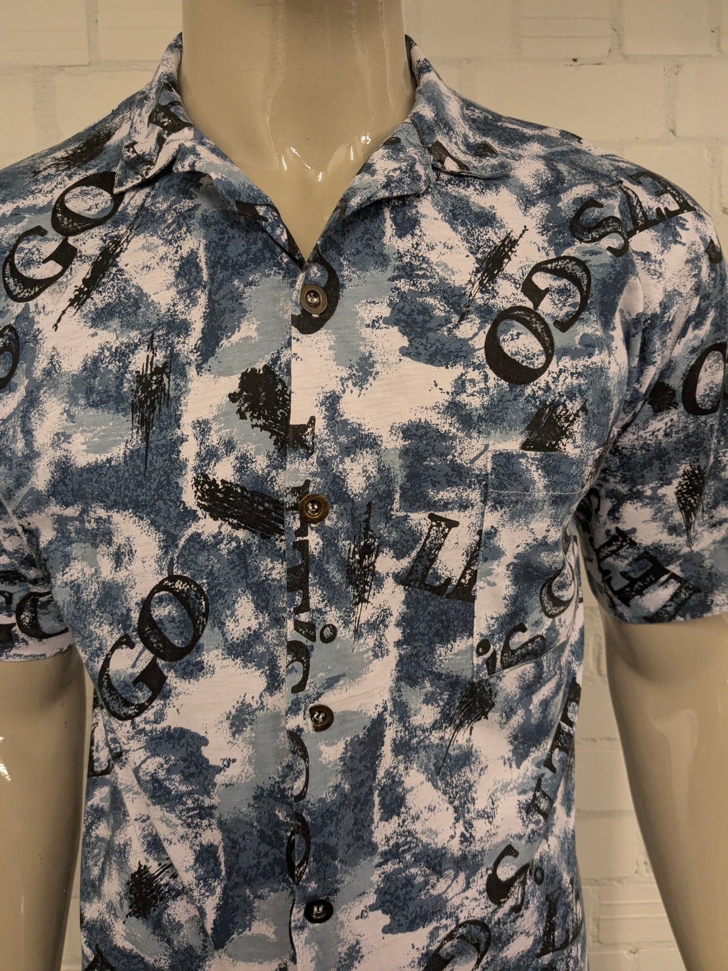 Vintage Let's Go-Shirt mit kurzen Ärmeln. Blauer Schwarz-Weiß-Druck. Größe L.